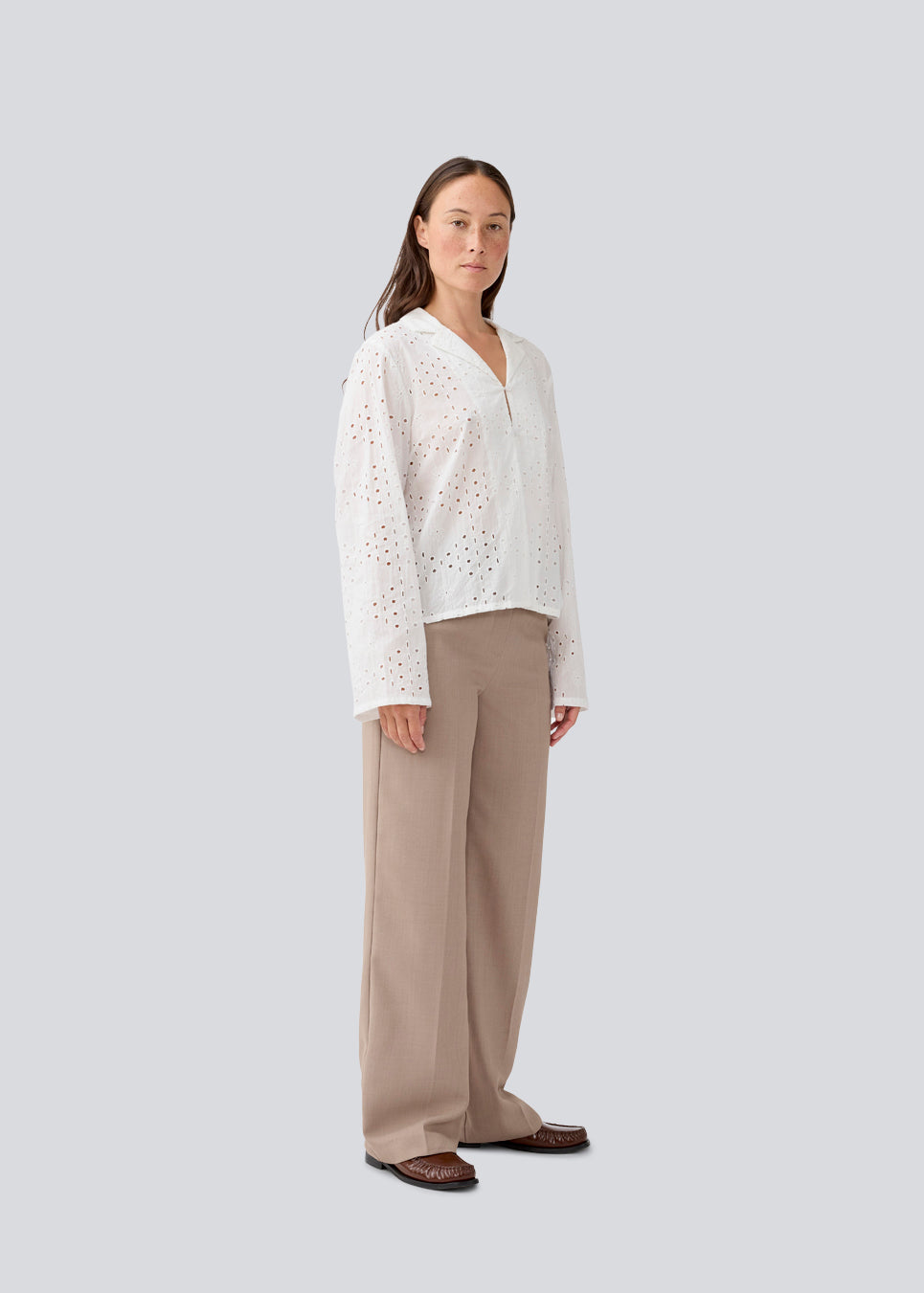 Loose shirt in broderie anglaise. MisoMD shirt has long wide sleeves and 2 buttons in front.