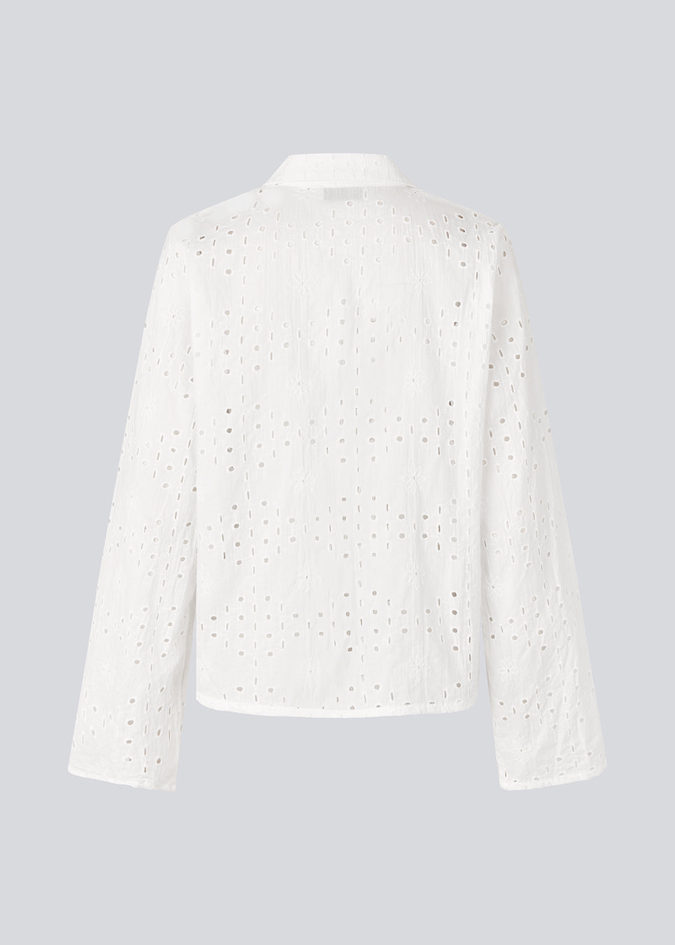 Loose shirt in broderie anglaise. MisoMD shirt has long wide sleeves and 2 buttons in front.