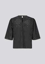 Top with short sleeves in broderie anglaise. MisoMD top has a loose fit and a slit with button closure at the back.