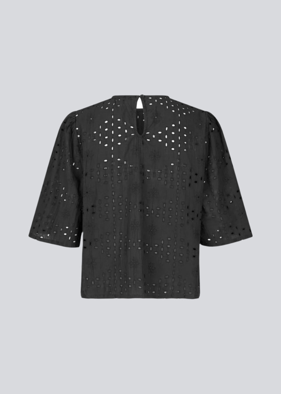 Top with short sleeves in broderie anglaise. MisoMD top has a loose fit and a slit with button closure at the back.