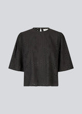 Top with short sleeves in broderie anglaise. MisoMD top has a loose fit and a slit with button closure at the back.