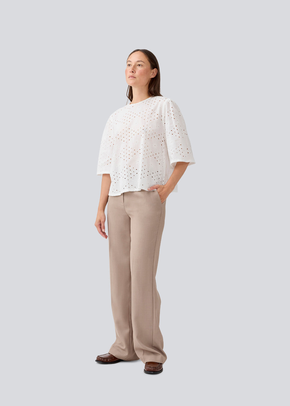 Top with short sleeves in broderie anglaise. MisoMD top has a loose fit and a slit with button closure at the back