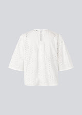 Top with short sleeves in broderie anglaise. MisoMD top has a loose fit and a slit with button closure at the back