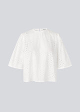 Top with short sleeves in broderie anglaise. MisoMD top has a loose fit and a slit with button closure at the back