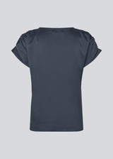 T-shirt with a loose fit in satin. MylaMD SS top has a round neck and gatherings at the sleeves.