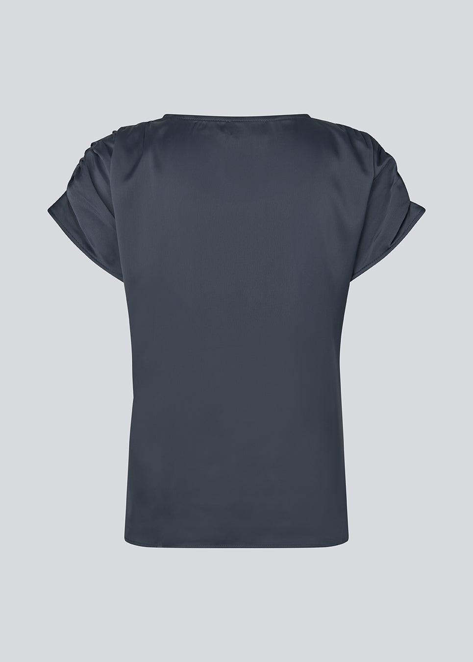 T-shirt with a loose fit in satin. MylaMD SS top has a round neck and gatherings at the sleeves.