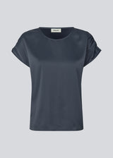 T-shirt with a loose fit in satin. MylaMD SS top has a round neck and gatherings at the sleeves.