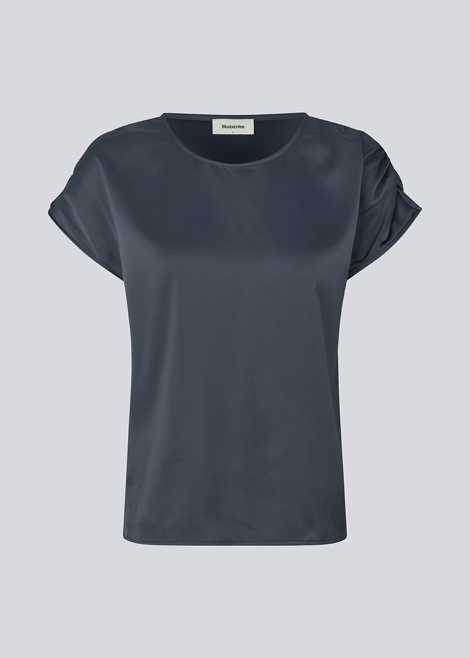 T-shirt with a loose fit in satin. MylaMD SS top has a round neck and gatherings at the sleeves.