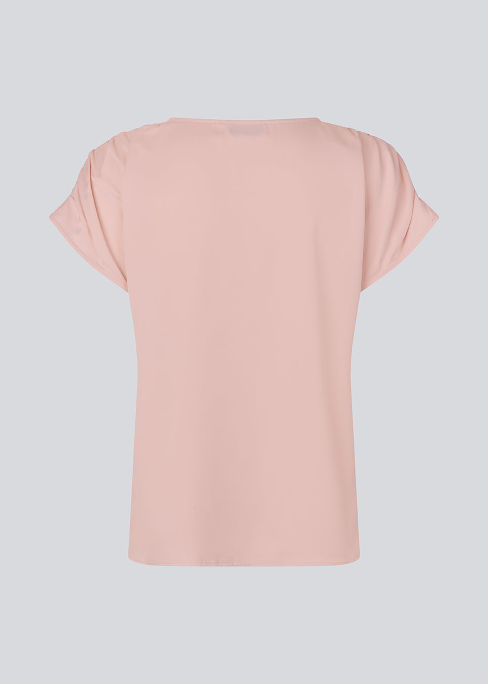 Rosa t-shirt with a loose fit in satin. MylaMD SS top has a round neck and gatherings at the sleeves.