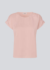 Rosa t-shirt with a loose fit in satin. MylaMD SS top has a round neck and gatherings at the sleeves.