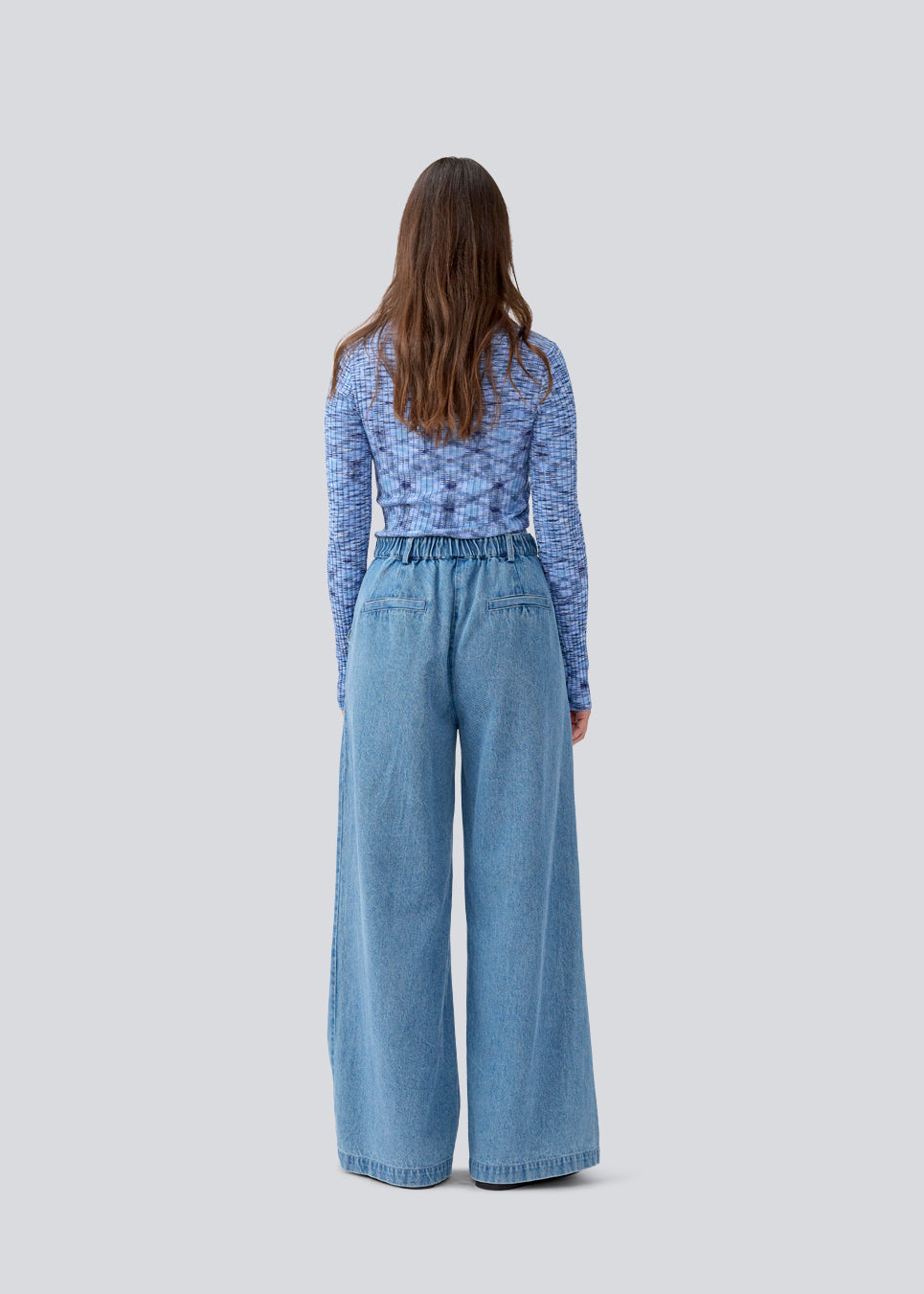 Fitted knit in ribnit. MYMD o-neck has long sleeves and a round neck line.