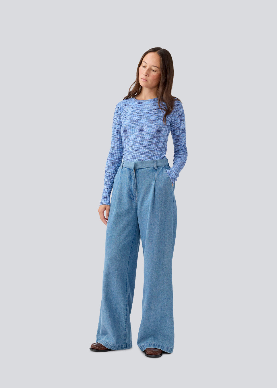 Fitted knit in ribnit. MYMD o-neck has long sleeves and a round neck line.