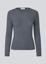 Fitted top in a structured and elastic material. MynteMD LS top has long sleeves and is slightly see-trough. 