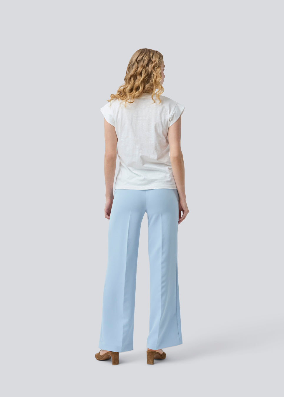 Short-sleeved white t-shirt in 100% organic cotton. NeomaMD t-shirt has a v-neck and a loose fit.