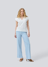 Short-sleeved white t-shirt in 100% organic cotton. NeomaMD t-shirt has a v-neck and a loose fit.
