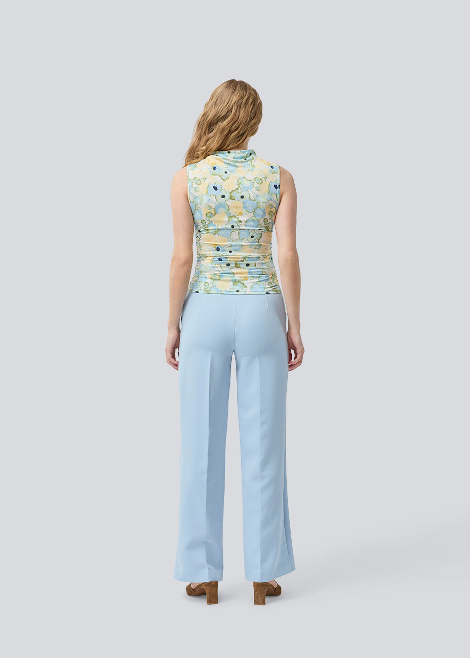 fitted top in an elastic material. NettieMD print top is sleeveless, has a high neckline, and has gatherings in the side