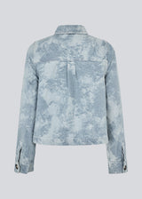 Denim jacket with loose fit and long wide sleeves.  Newlandmd jacket has two front pockets and button closure in front. The model is 175 cm and wears a size s/36.