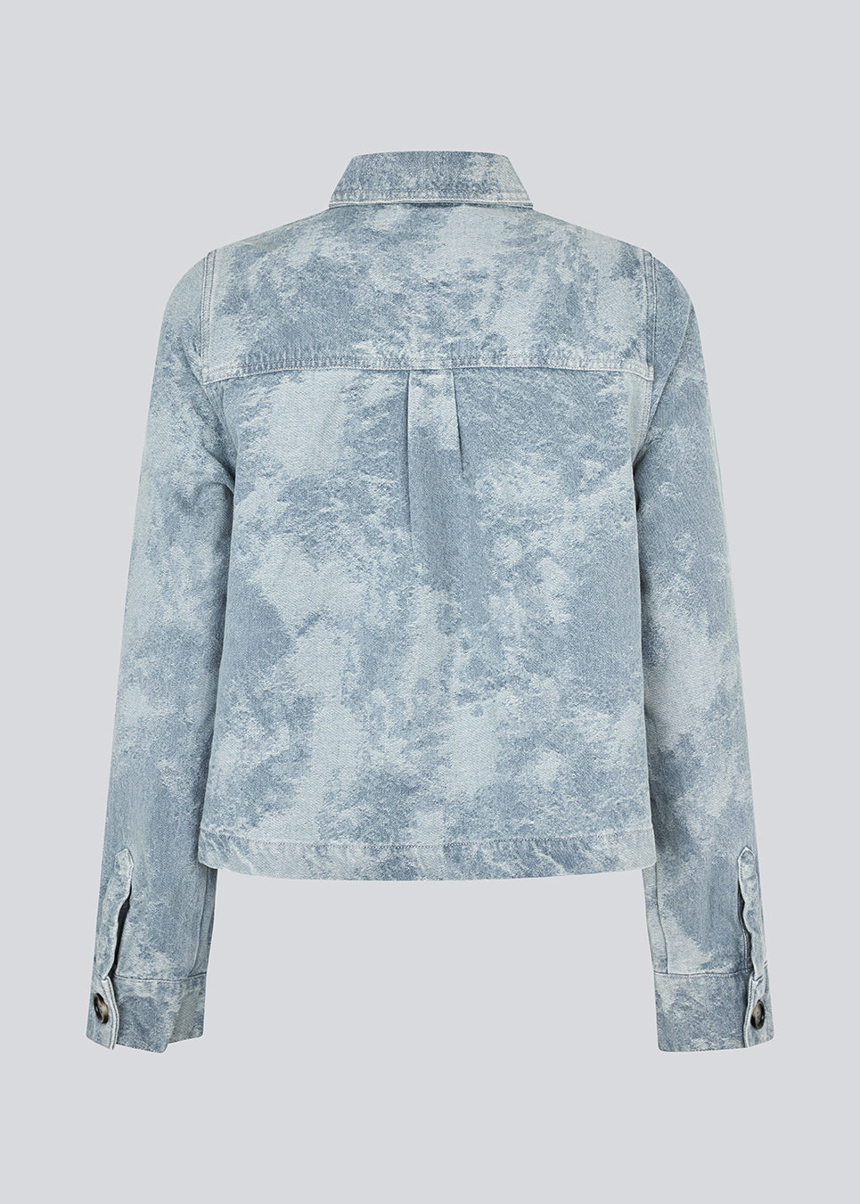 Denim jacket with loose fit and long wide sleeves.  Newlandmd jacket has two front pockets and button closure in front. The model is 175 cm and wears a size s/36.
