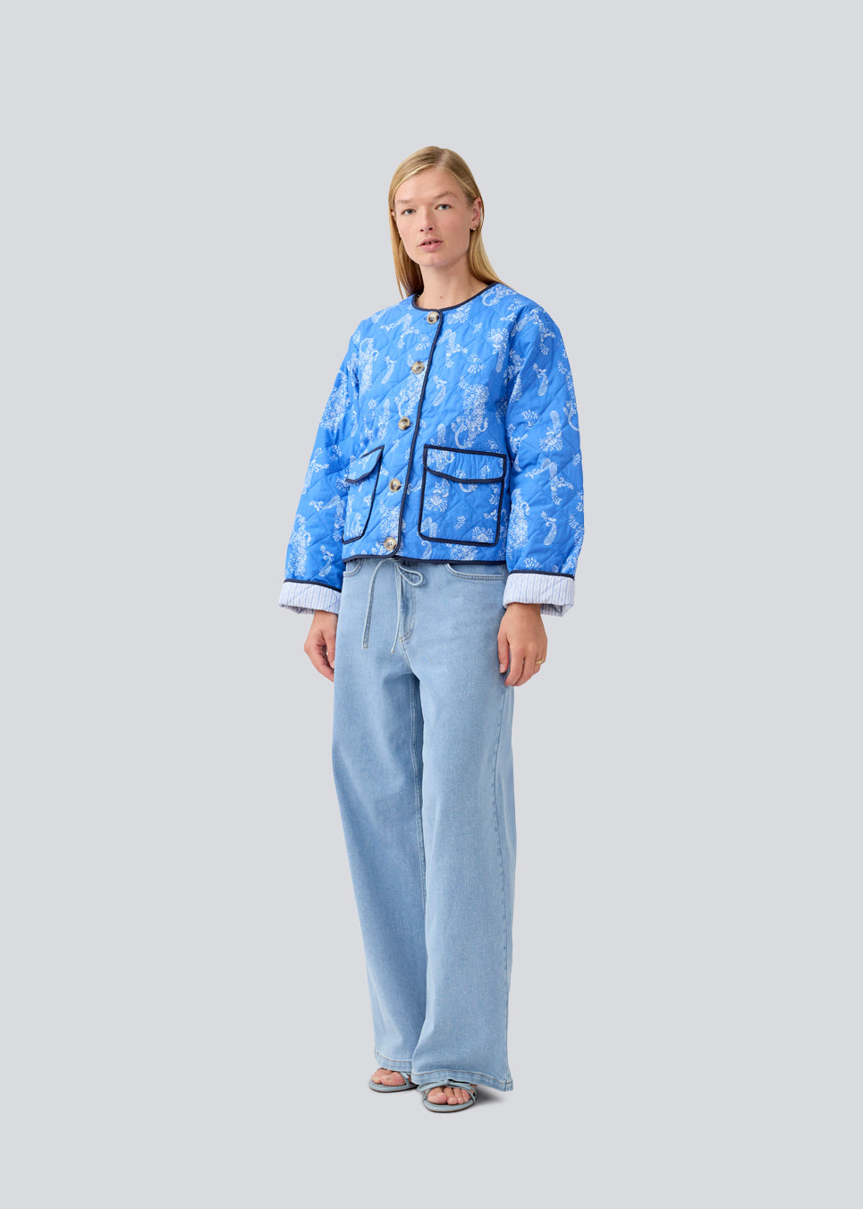 Quilted jacket in 100% cotton. NicholasMD jacket has a buttonclosure and two front pockets.