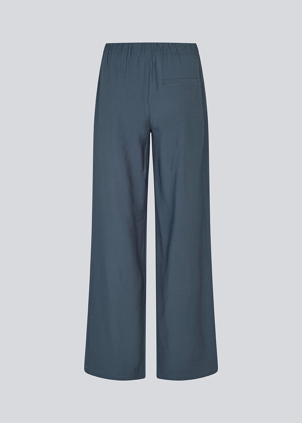 Blue pants with wide legs in EcoVero viscose. NickiMD pants have an elastic waistband and side pockets.
