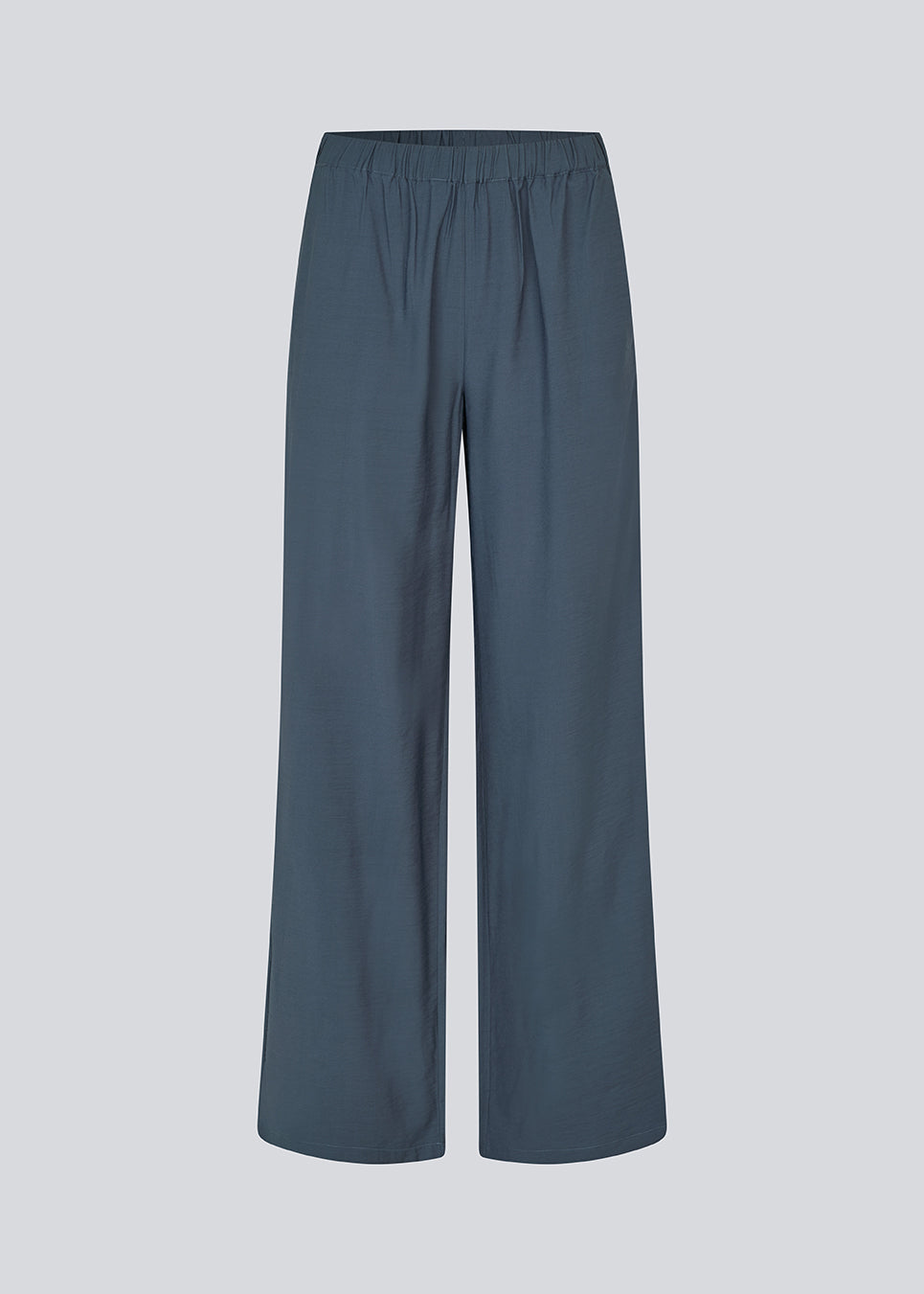 Blue pants with wide legs in EcoVero viscose. NickiMD pants have an elastic waistband and side pockets.