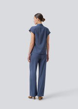 Blue pants with wide legs in EcoVero viscose. NickiMD pants have an elastic waistband and side pockets.