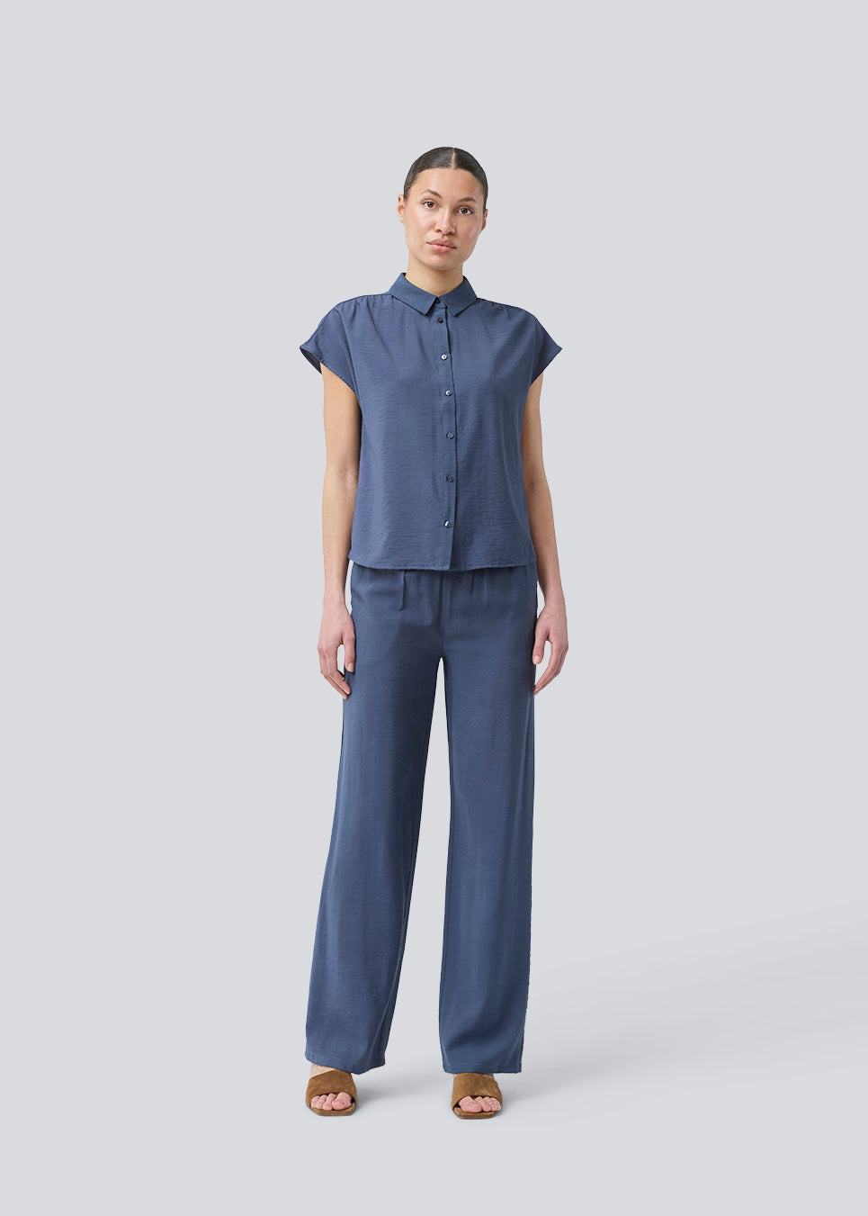 Blue pants with wide legs in EcoVero viscose. NickiMD pants have an elastic waistband and side pockets.