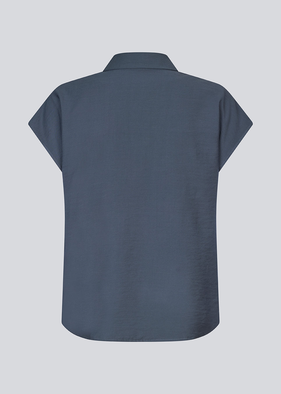 Sleeveless shirt in blue with button closure in EcoVero viscose. NickiMD SS shirt has a loose fit and gathers at the shoulder.