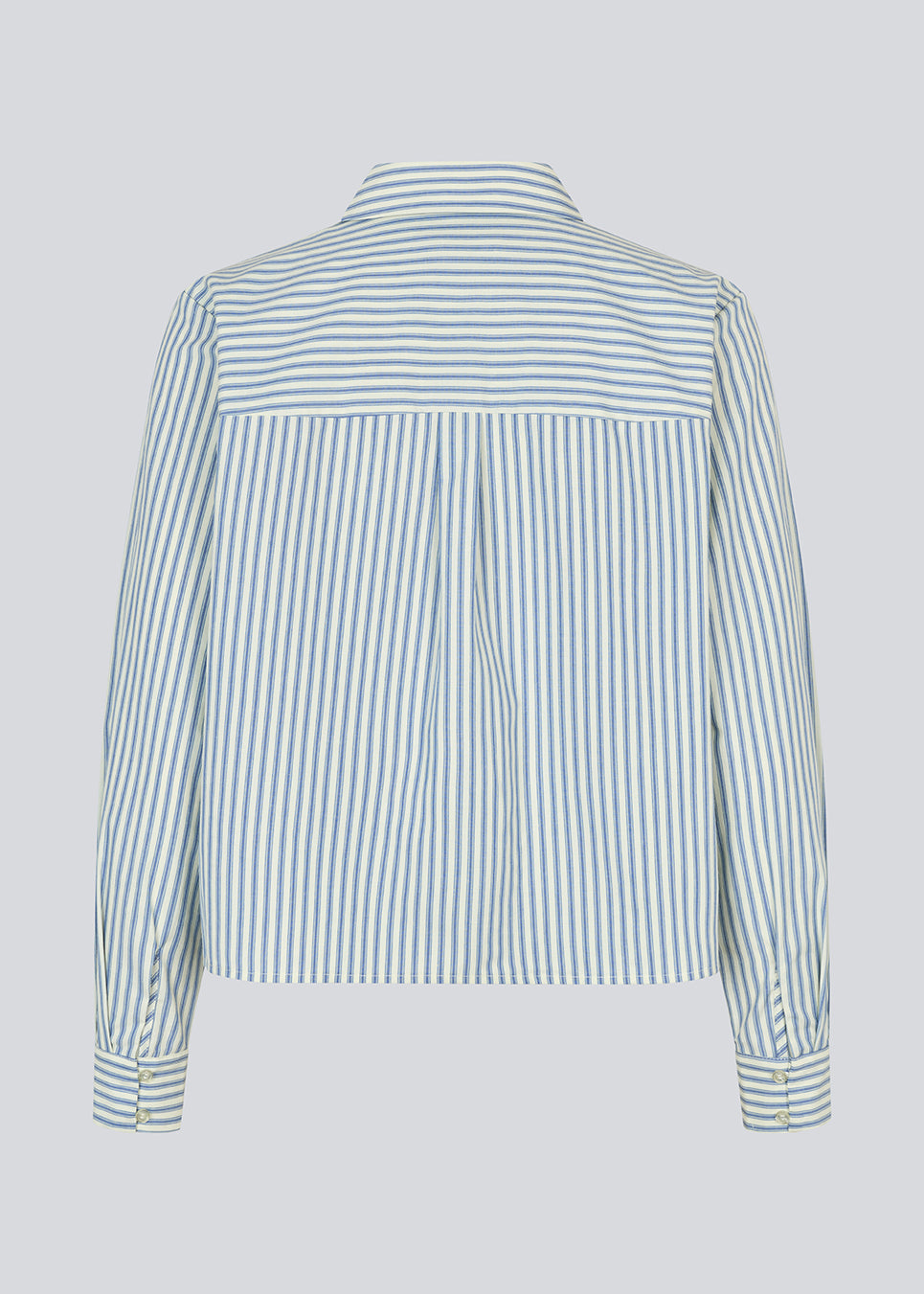 Classic shirt with a loose fit and long sleeves. NikkoMD shirt has a shirtcollar and a button closure in front.