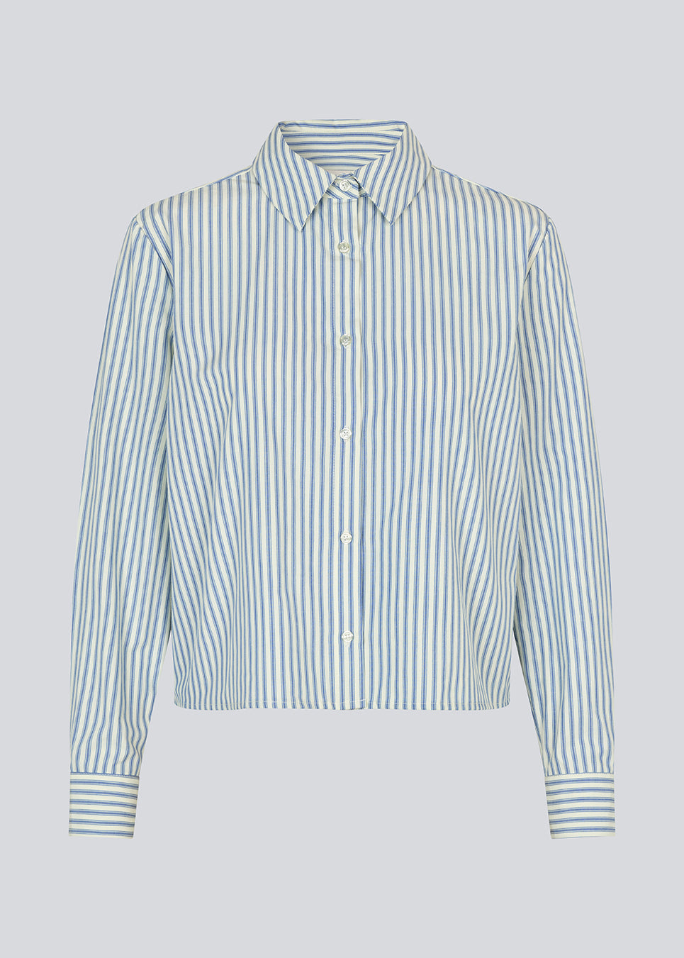 Classic shirt with a loose fit and long sleeves. NikkoMD shirt has a shirtcollar and a button closure in front.