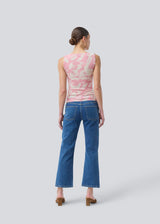 Sleeveless top in an elastic material. NimramD top has a round neck and gatherings in front.