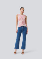 Sleeveless top in an elastic material. NimramD top has a round neck and gatherings in front.