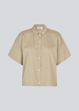 Classic short-sleeved shirt with a button closure in front. NolandMD shirt has a shirt collar and a loose fit.