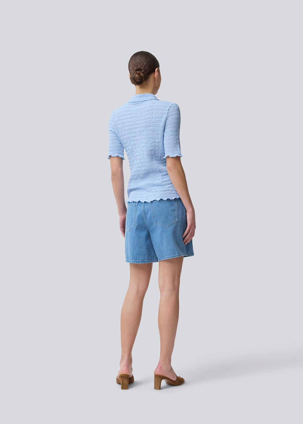 Short-sleeved shirt in a light and structured material. NolineMD shirt is fitted and has a shirt collar and button closure in front.