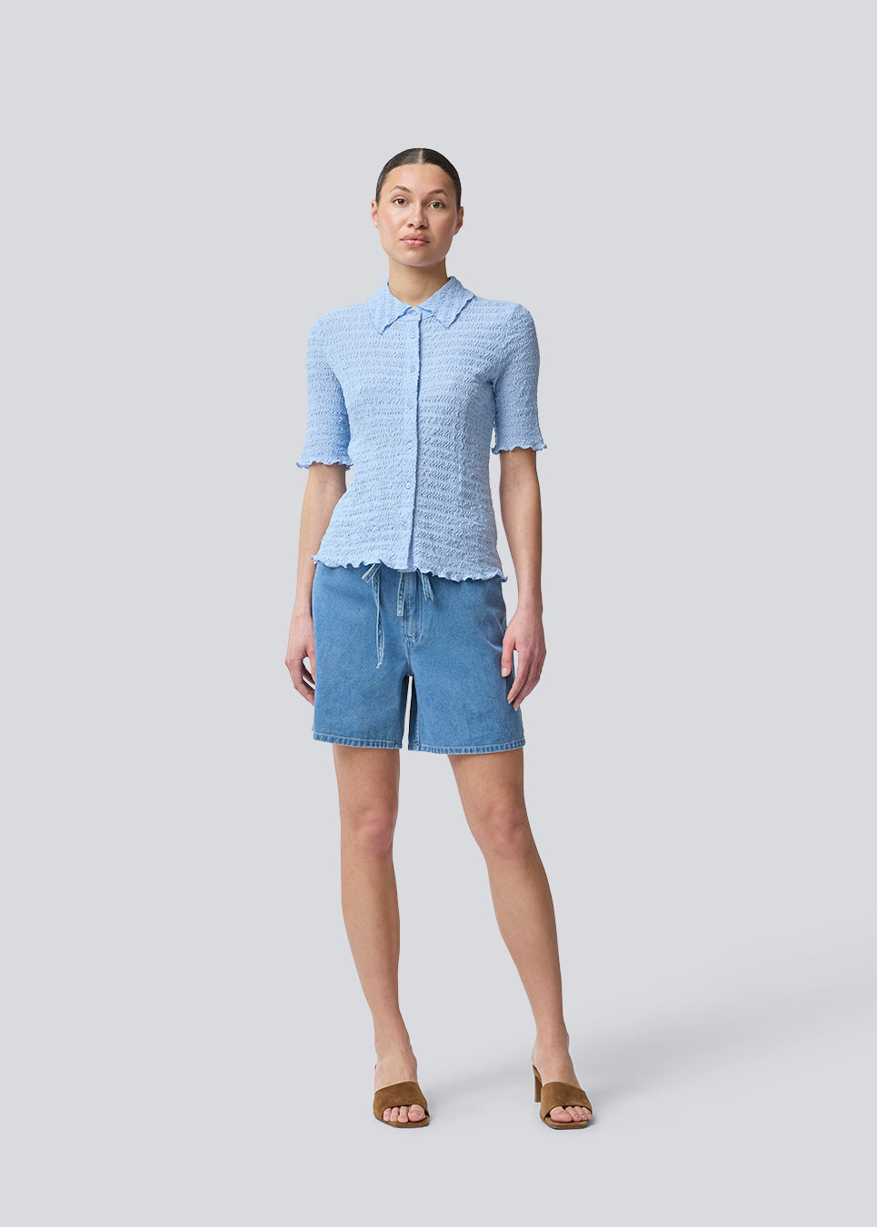 Short-sleeved shirt in a light and structured material. NolineMD shirt is fitted and has a shirt collar and button closure in front.