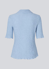 Short-sleeved shirt in a light and structured material. NolineMD shirt is fitted and has a shirt collar and button closure in front.