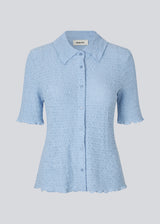Short-sleeved shirt in a light and structured material. NolineMD shirt is fitted and has a shirt collar and button closure in front.