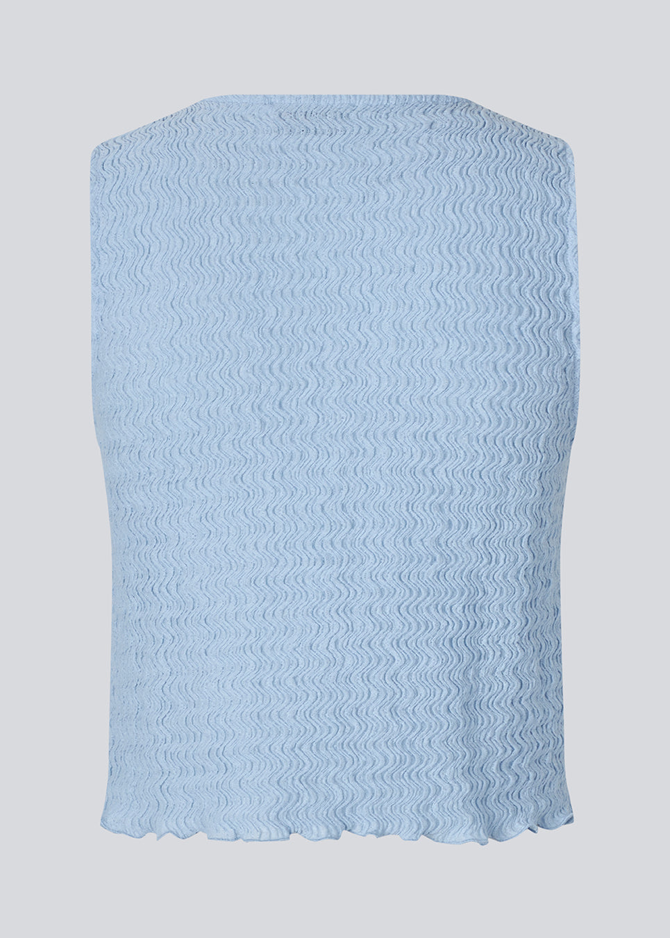 Sleeveless blue top with an opening with a tiedetail in front. NolineMD top is slightly cropped and has a loose fit and v-neck.
