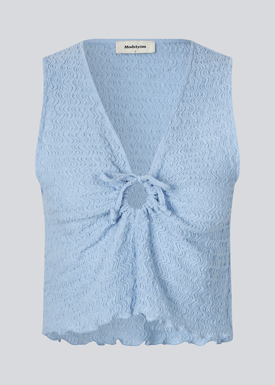 Sleeveless blue top with an opening with a tiedetail in front. NolineMD top is slightly cropped and has a loose fit and v-neck.