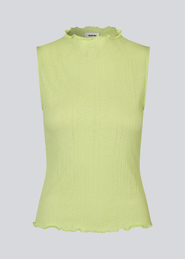 Sleeveless top in light green-yellow in a structured material with a high neck. OasisMD top has lettuce hems at the neckline, armhole, and hem. The model is 175 cm and wears a size S/36.<br>