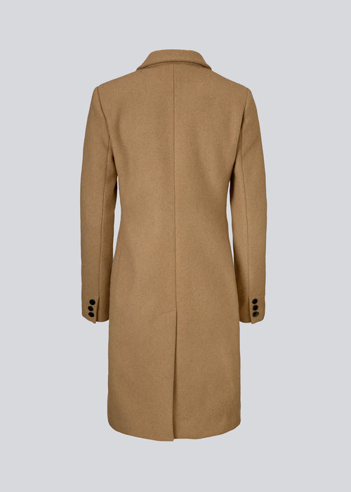 Beautiful, knee-length wool coat in light brown. Odelia coat is closed at front by 4 buttons and is fitted around the waist, which gives a feminine look. Because of the high content of wool the jacket will be perfect for fall and the mild winters.