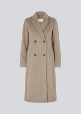 Beautiful, long woolen coat. Odelia long coat, in the color Spring Stone, is double-breasted and slightly fitted at the waist for a feminine expression. The coat is an obvious choice for both fall and mild winters.