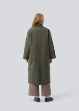 Padded coat in dark army with a contrast corduroy collar in brown. Odettemd coat has a hidden zipper closure, slit and two front pockets. The model is 175 cm and wears a size s/36.