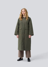 Padded coat in dark army with a contrast corduroy collar in brown. Odettemd coat has a hidden zipper closure, slit and two front pockets. The model is 175 cm and wears a size s/36.