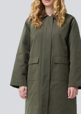 Padded coat in dark army with a contrast corduroy collar in brown. Odettemd coat has a hidden zipper closure, slit and two front pockets. The model is 175 cm and wears a size s/36.