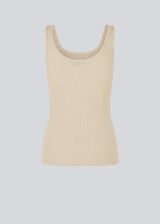 Olla top is a simple beige tank top in a soft rib-material. The top has a tight and figure-hugging silhouette which has a soft feel under a knitted sweater or shirt.