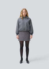 Padded bomber jacket in a wool mix. Ommimd jacket has a zipper closure, collar and two front pockets. The model is 175 cm and wears a size s/36.