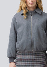 Padded bomber jacket in a wool mix. Ommimd jacket has a zipper closure, collar and two front pockets. The model is 175 cm and wears a size s/36.