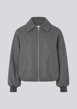 Padded bomber jacket in a wool mix. Ommimd jacket has a zipper closure, collar and two front pockets. The model is 175 cm and wears a size s/36.