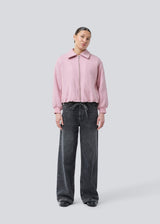 Padded bomber jacket in a wool mix. Ommimd jacket has a zipper closure, collar and two front pockets. The model is 175 cm and wears a size s/36.